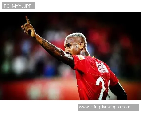 塔利斯卡完美帽子戏法展现转型中锋实力三次抢点三次破门左右脚头球俱佳