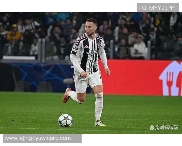 尤文16岁边锋埃利莫加莱随一线队训练展现莱奥相似技术特点 尤文16岁边锋埃利莫加莱随一线队训练展现莱奥相似技术特点